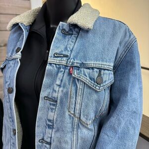 Levi’s Women’s 90’s Sherpa Trucker Jacket Size M